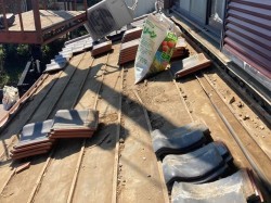 葺き直し工事を行う前の、ひたちなか市の屋根下地
