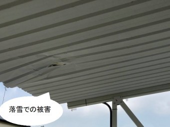落雪で破損したガレージの屋根