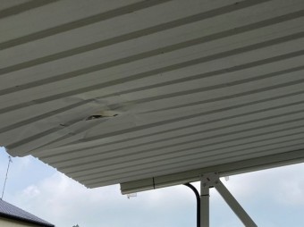 軒先のガルバリウム角波が破損している