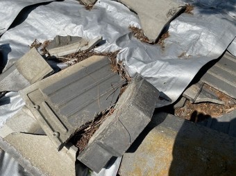 台風の影響で破損したモニエル瓦