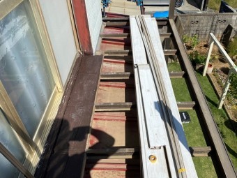 アルミベランダを解体すると下にあった瓦棒屋根が見えてくる