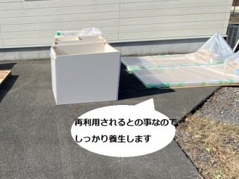 解体したキッチンは再利用するので養生を行う