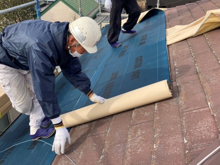 防水シートに重なりを付けて防水性能を高める