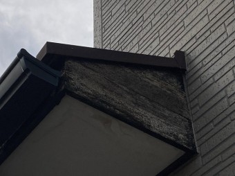 塗装前の玄関庇屋根の破風板の状態