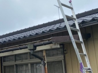 テラス脇にハシゴを掛け屋根に登る準備