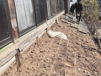 差し掛け屋根の半分の瓦の解体が完了