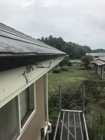 軒樋用支持金具をしっかりビス止め