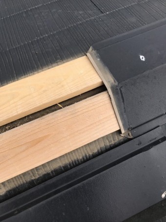 貫板を交換し棟板金を半分被せた
