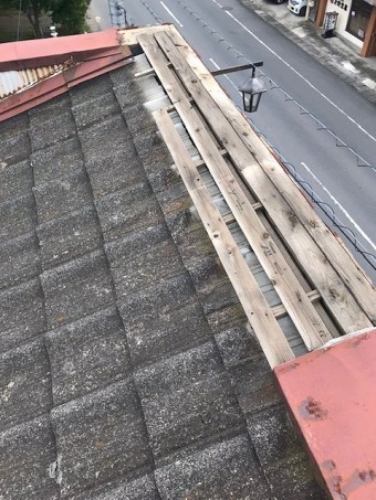 パラペット笠木飛散部を西側から撮影