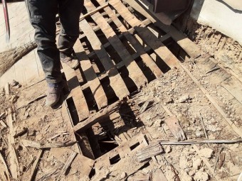 雨水が廻って腐食した屋根下地