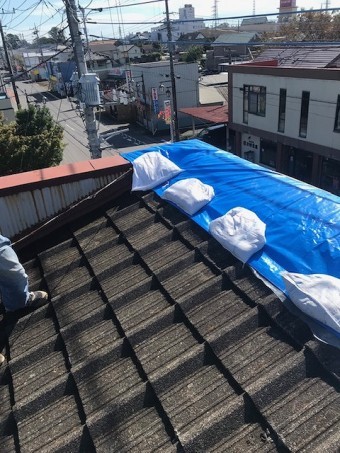 ブルーシートで応急処置した笠木部分