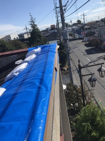 飛散した笠木板金部にブルーシートにて応急処置