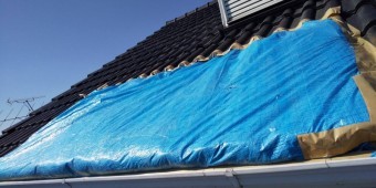 陥没した屋根にブルーシートを上から撮影