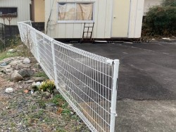 施工前の歪んだ外溝フェンス