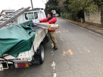 トラックから梯子を下します。