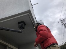 ベランダ下軒天をライトで照らし確認アップ画像