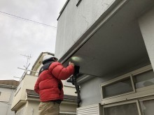 ベランダ下軒天下地をライトで照らし確認