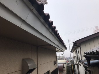 軒樋支持金具を外した後の鼻隠し