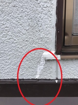 サッシのクラック部分にコーキング