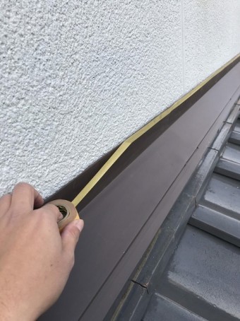 雨押え板金の上の隙間を埋める為にマスキングテープにて養生
