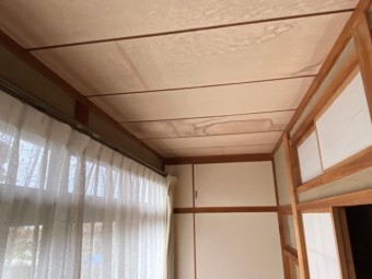 1階廊下西側の廊下の天井雨漏り跡
