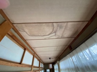 雨漏りした1階廊下の西側の天井を奥から撮影