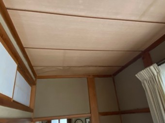 1階廊下東側の天井材への雨漏り跡