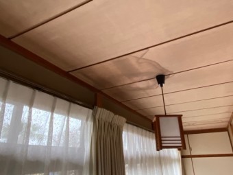 1階の廊下の電灯下天井材の雨漏り跡