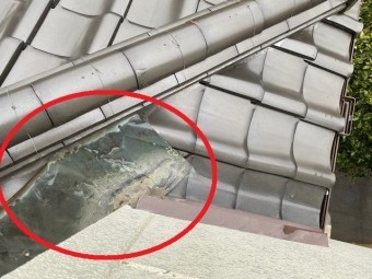 玄関上の屋根部に敷かれた銅板の谷板金