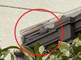 ベランダとの取り合い部にある雨押え部のモルタルにクラック