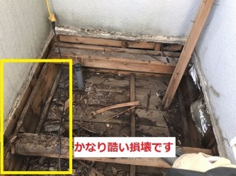 ベランダの東南の角の木下地が酷く腐っている