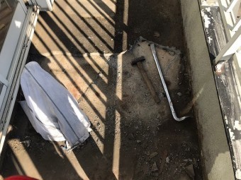 ベランダの解体道具であるバールをゴミ袋