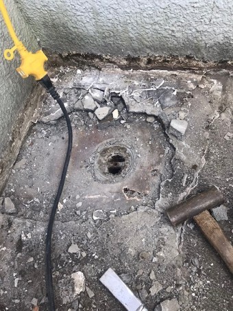 バールと手持ちハンマーでベランダを少しずつ壊す
