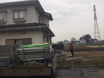 足場材を運び始めた作業員