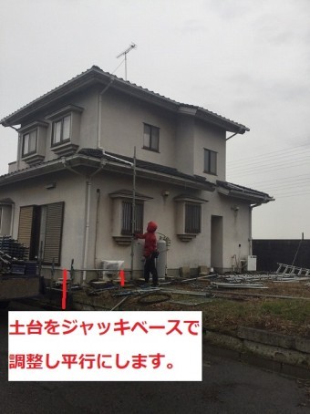 ジャッキベースを設置し足場の土台を作る作業員