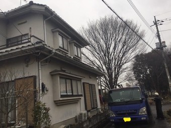 足場の材料を積んだトラックが到着