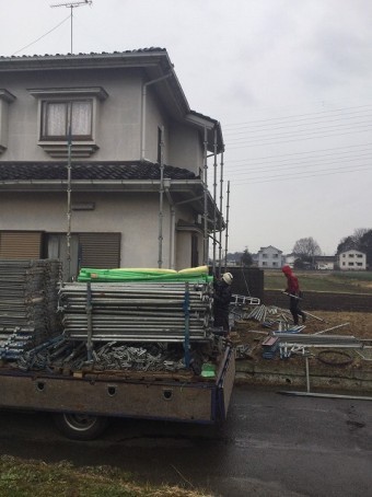 足場の組み方を模索しながら組み立てる作業員