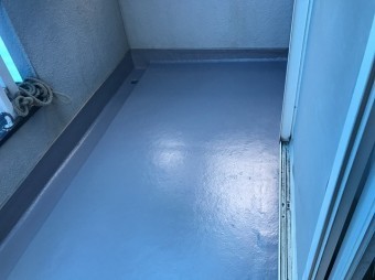 トップコート施工も完了したベランダの右側