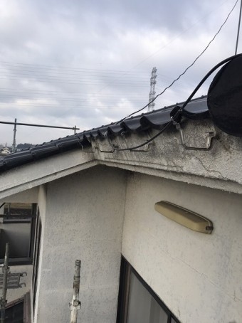 軒樋を外し支持金具だけの鼻隠し