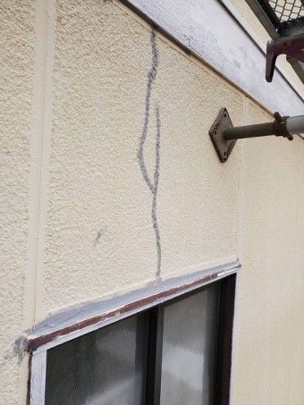 サッシ上部のヘアークラックをコーキングにて補修