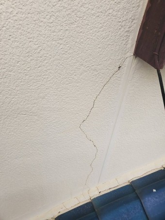 サッシ下の取り合いにあるヘアークラック