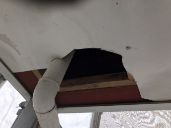 軒天の隅に穴を開け解体を始める