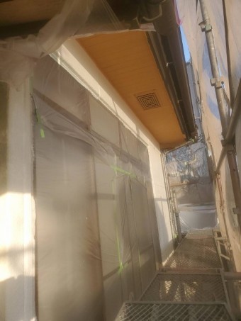 塗装された軒天と仕上げ時に塗装する換気口