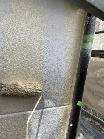 下塗り後の中塗り作業をローラーで塗布する職人