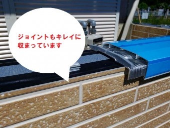 水戸市のアパートのバルコニー笠木で重要なのは通気と雨仕舞い工事で、アルミ笠木の折り付けが始まりました