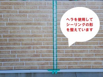 水戸市のアパートのバルコニー笠木で重要なのは通気と雨仕舞い工事で、シーリングを充填してヘラで形成します