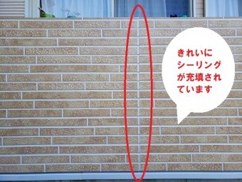 水戸市のアパートのバルコニー笠木で重要なのは通気と雨仕舞い工事で、シーリングを充填してヘラで形成して形を整えました