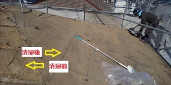 新しい野地板を施工する前に屋根面を綺麗に清掃する職人