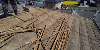 小美玉市の屋根葺き替え現場での瓦桟解体風景