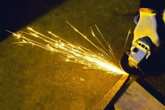 サンダーで削り、火花が飛散するイメージ画像